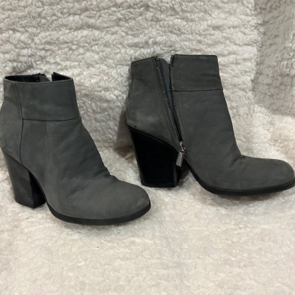 Kenneth Cole Reaction size 7 Gray Suede Ankle Boots